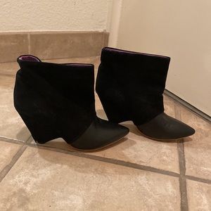 Mogan Carey black booties
